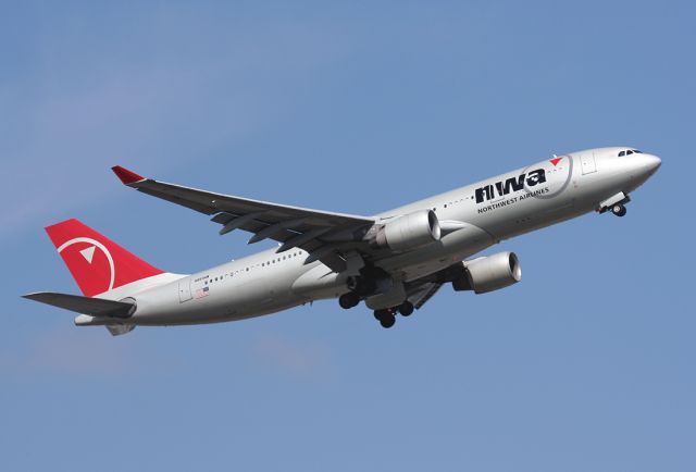 Airbus A330-200 (N853NW)