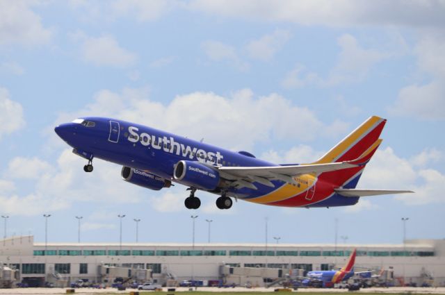 Boeing 737-700 (N752SW) - Southwest Flight 1724 departs Runway 6 at Southwest Florida International Airport enroute to Nashville International Airport