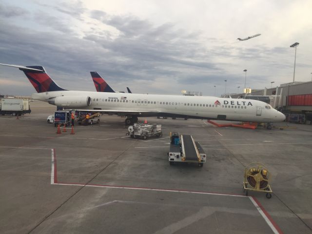 McDonnell Douglas MD-88 (N989DL)