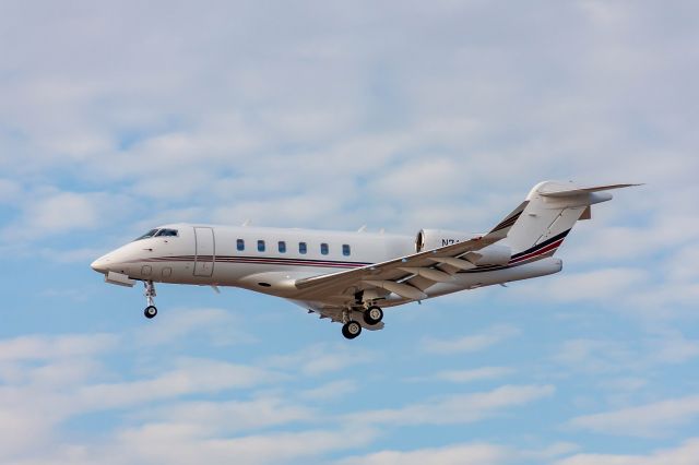 Bombardier Challenger 300 (N764QS)