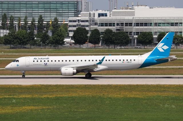 EMBRAER 195 (I-ADJY)