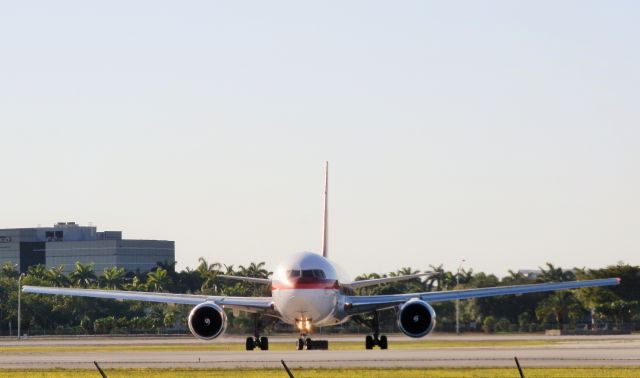 BOEING 767-200 (N999YV)