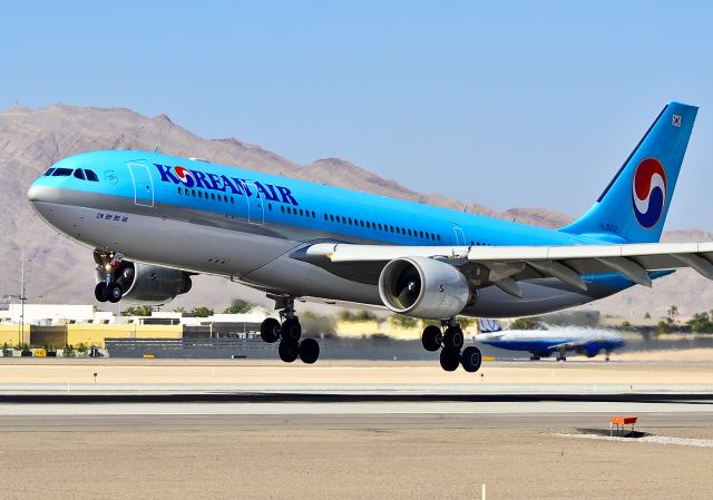 Airbus A330-200 (HL8212) - HL8212 Korean Air Airbus A330-223 (cn 1155)  - Las Vegas - McCarran International (LAS / KLAS) USA - Nevada, June 8, 2012 Photo: Tomás Del Coro