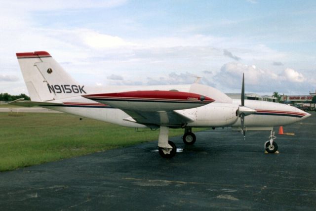 Cessna 421 (N915GK) - Seen here on 28-Sep-03.  Exported to Paraguay 10-May-05.