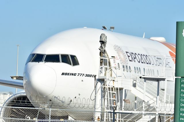 Boeing 777-200 (A6-ENM)