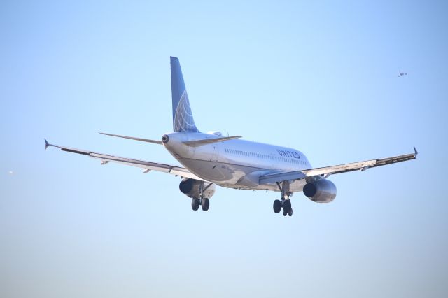 Airbus A320 (N447UA)