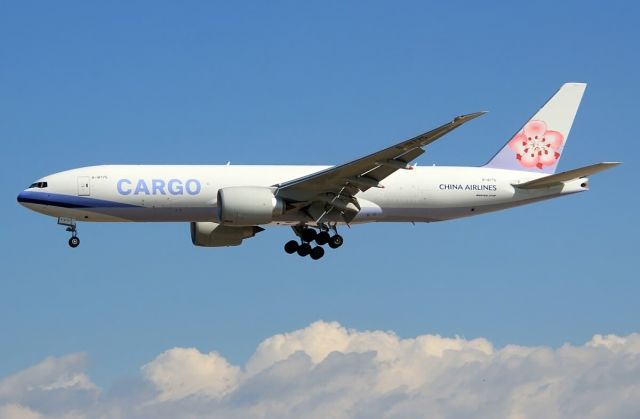 BOEING 777-200LR (B-18775)