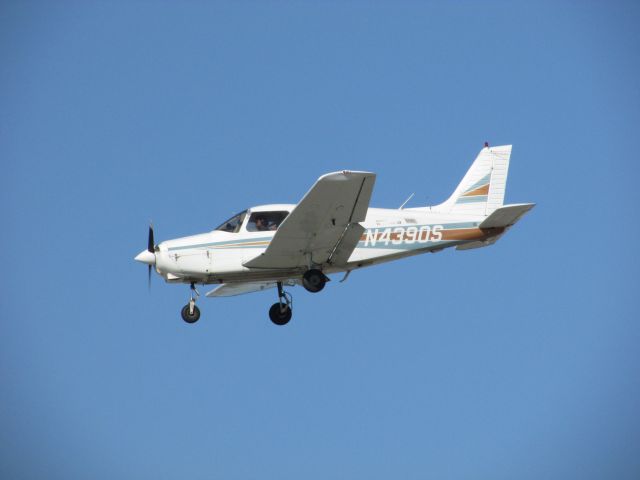 Piper Cherokee (N4390S) - Landing RWY 30