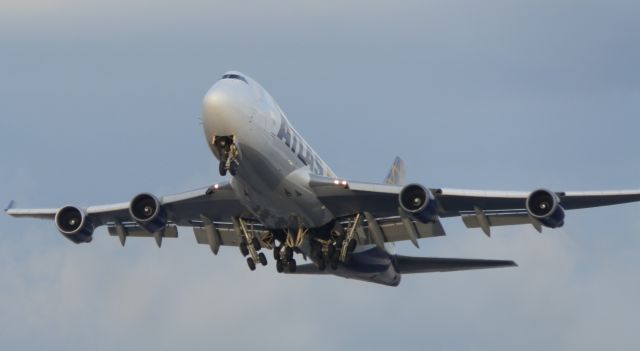 Boeing 747-400 (N418MC)