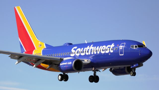 Boeing 737-700 (N220WN) - Landing on 35L.