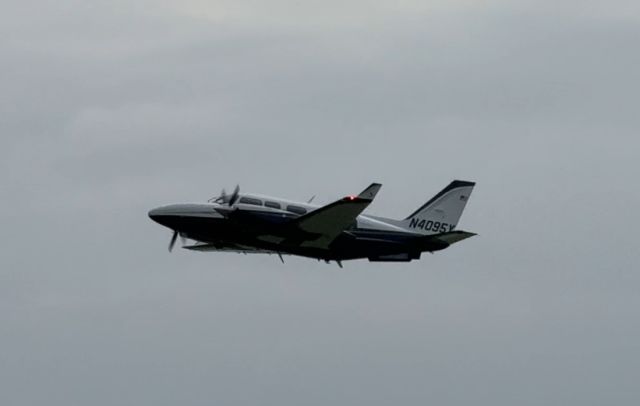 Piper Navajo (N4095Y)
