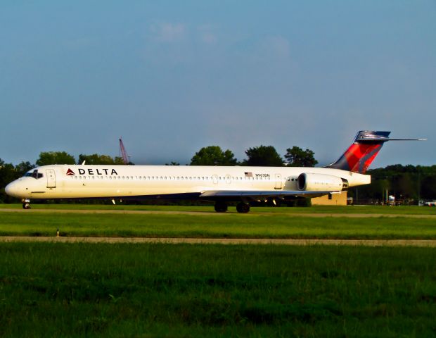 McDonnell Douglas MD-90 (N963DN)