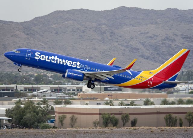 Boeing 737-800 (N8653A)