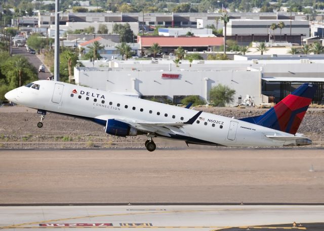 Embraer 175 (N602CZ)