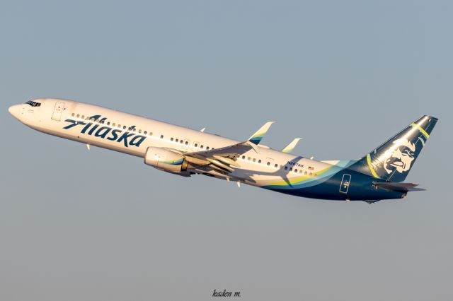 Boeing 737-900 (N267AK)