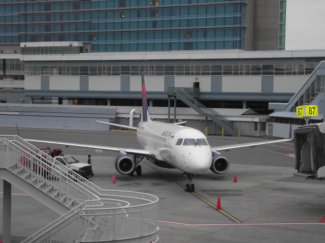 Embraer 175 (N632CZ) - At YVR just Prior to its first flight of the day to Minnieapolis