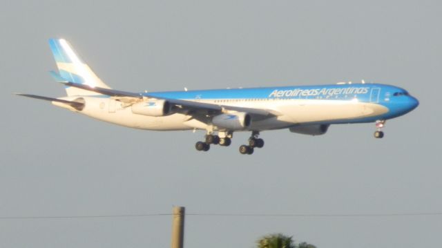 Airbus A340-300 (LV-CSD)