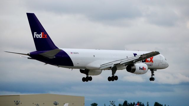 Boeing 757-200 (N964FD) - FDX925 from MEM on short final to Rwy 16R on 9.10.21. (B757-258(SF) / ln 325 / cn 24884). This is the first FDX freighter to arrive at the new Paine Field FedEx facility. 