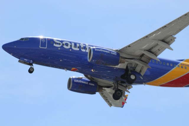 Boeing 737-700 (N454WN) - A Southwest B737-700 on short final for RWY 09R.