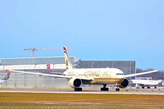 BOEING 777-300ER (A6-ETN)