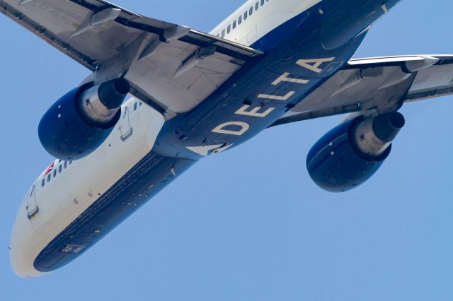 Boeing 757-200 (N537US)