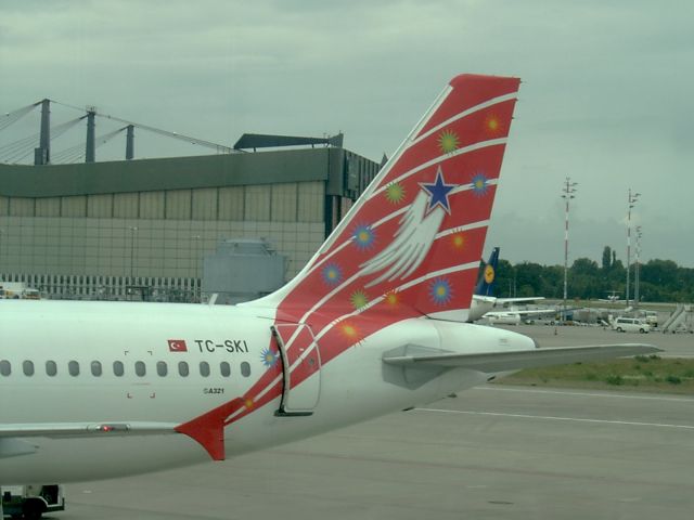 Airbus A321 (TC-SKI) - Door is open - SKY - Rot / red