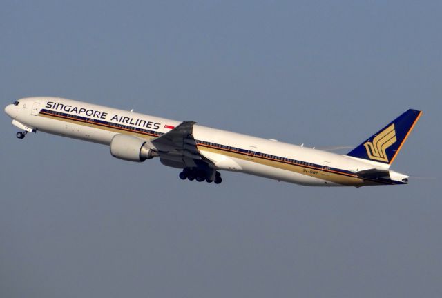 BOEING 777-300 (9V-SWP)