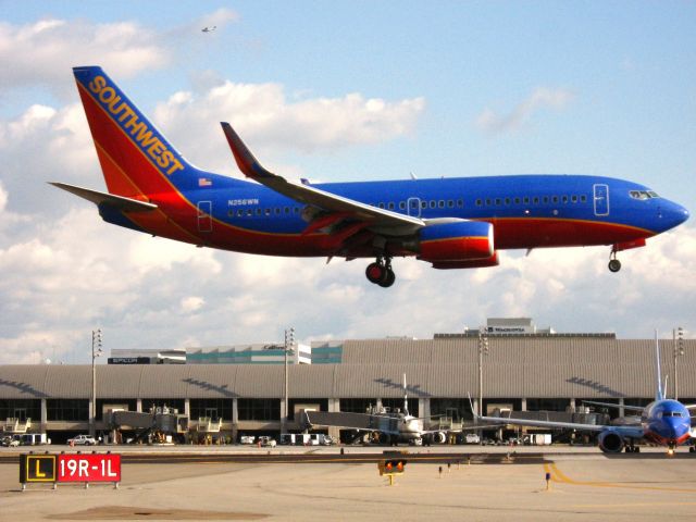 Boeing 737-700 (N256WN) - Landing on RWY 19R