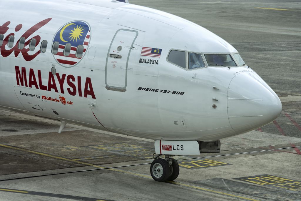 Boeing 737-800 (9M-LCS) - As of 2017, Malaysia-Indonesia airline started to re-brand Malindo Air to "Batik Air Malaysia" to focus on international routes while its associate airline, Batik Air serves domestic routes in Indonesia. Seen here is the ferry service operated by a Boeing 737-800 (9M-LCS) from Kuala Lumpur arriving in Kuching. Photograph: 2nd January, 2020. (See http://www.planexplorer.net/Xploregallery/displayimage.php?pid=1643 )