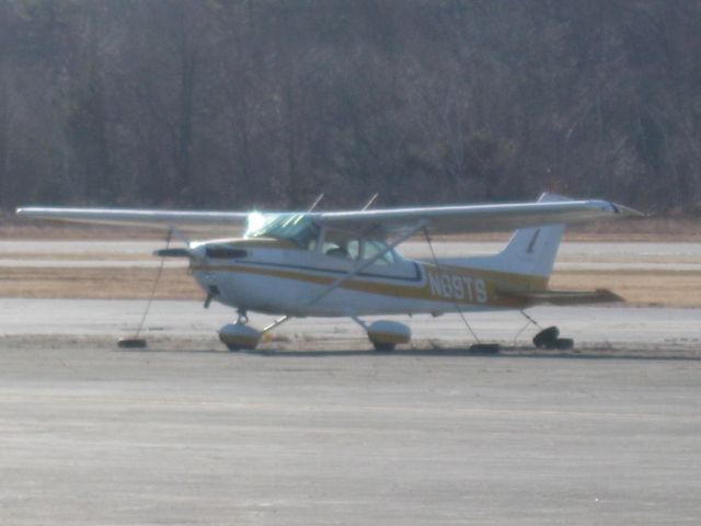 Cessna Skyhawk (N69TS) - Nice paint job on this airplane.