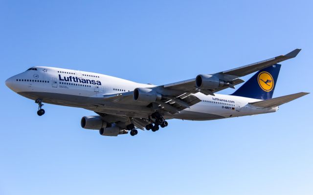 Boeing 747-200 (D-ABVY) - On final for runway 05