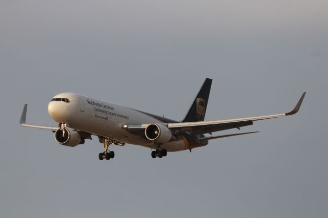 BOEING 767-300 (N355UP)