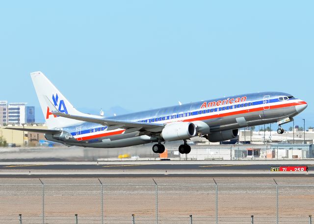 Boeing 737-800 (N906NN)