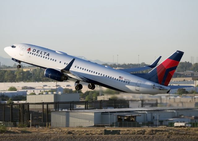 Boeing 737-800 (N3752)