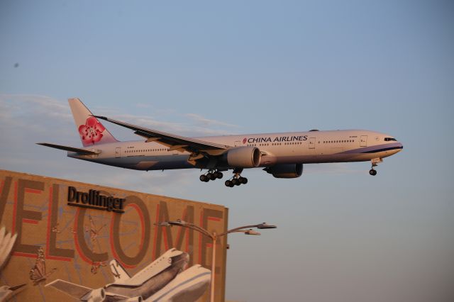 BOEING 777-300ER (B-18001)