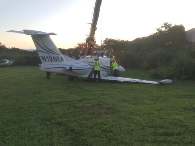 Eclipse 500 (N120EA) - Runway excursion. 2015-08-21.