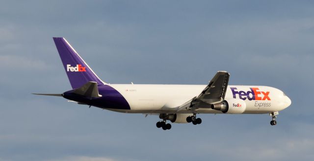 BOEING 767-300 (N298FE)