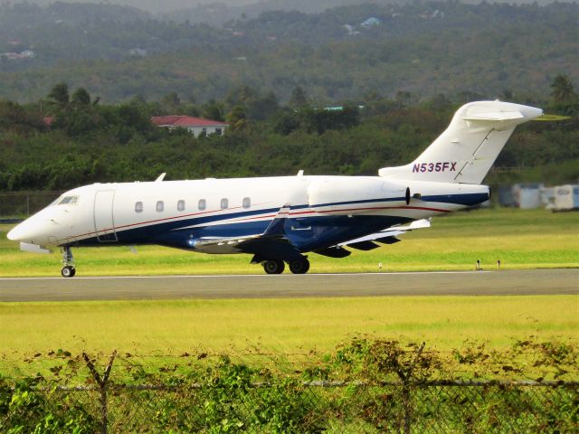 Bombardier Challenger 300 (N535FX)