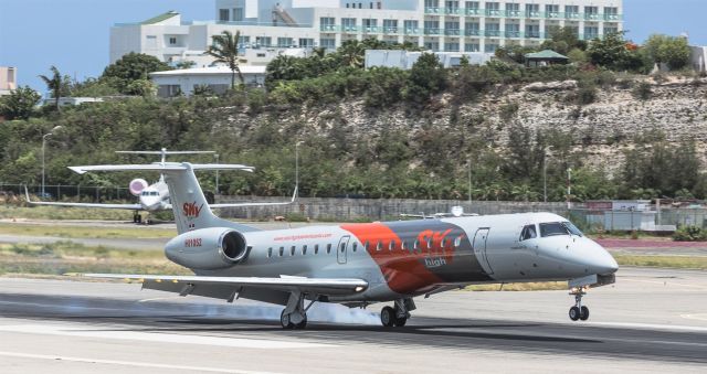 HI1052 — - Sky High burning some rubber on landing