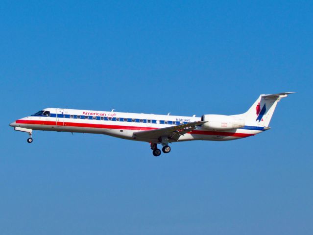 Embraer ERJ-135 (N809AE)