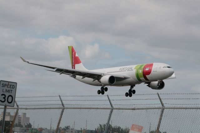 Airbus A330-300 (CS-TOR)