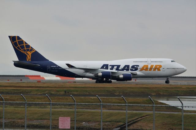 Boeing 747-400 (N480MC)