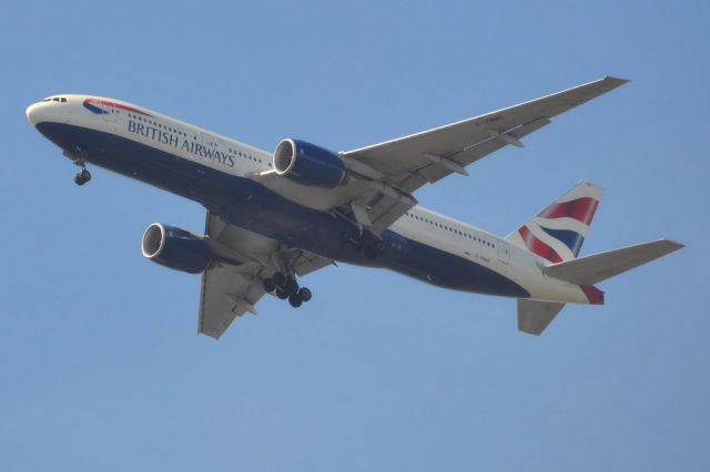 Boeing 777-200 (G-YMME) - On approach to London Heathrow, over Windsor Castle. Wed.5th June 2013.