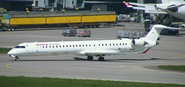 Bombardier CRJ-1000 (EC-LOV) - ECLOV28042022ZRHf.jpg