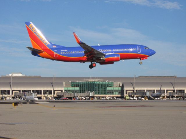 Boeing 737-700 (N909WN) - Landing on RWY 19R