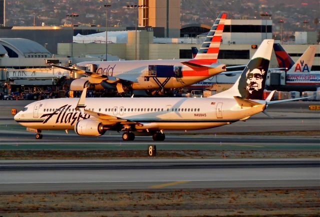 Boeing 737-900 (N459AS) - First noted 10/28/14 with Scimitar split wingtip with bonus shadow
