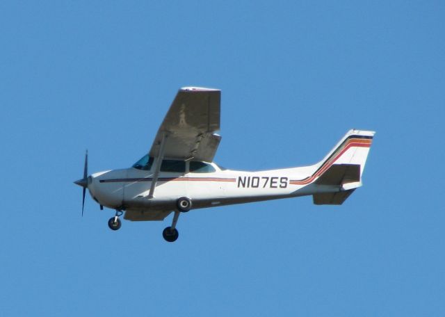 Cessna Skyhawk (N107ES) - Landing at Longview/East Texas Regional.