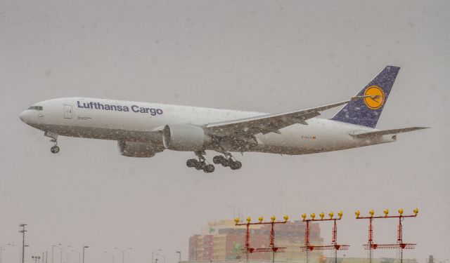 Boeing 777-200 (D-ALFE) - Lufty Cargo about to touch down on runway 24R in heavy wet snow