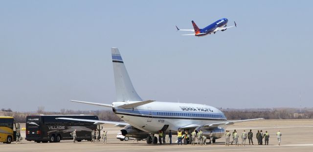 Boeing 737-200 (N712S) - Soldiers look on as Sun Country N821SY departs.