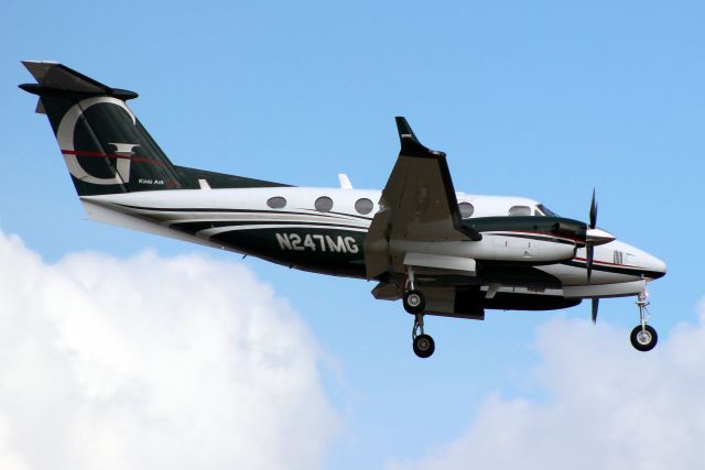 Beechcraft Super King Air 200 (N247MG) - On final approach for rwy 7 on 2-Nov-16 visiting on a round trip from KBCT.